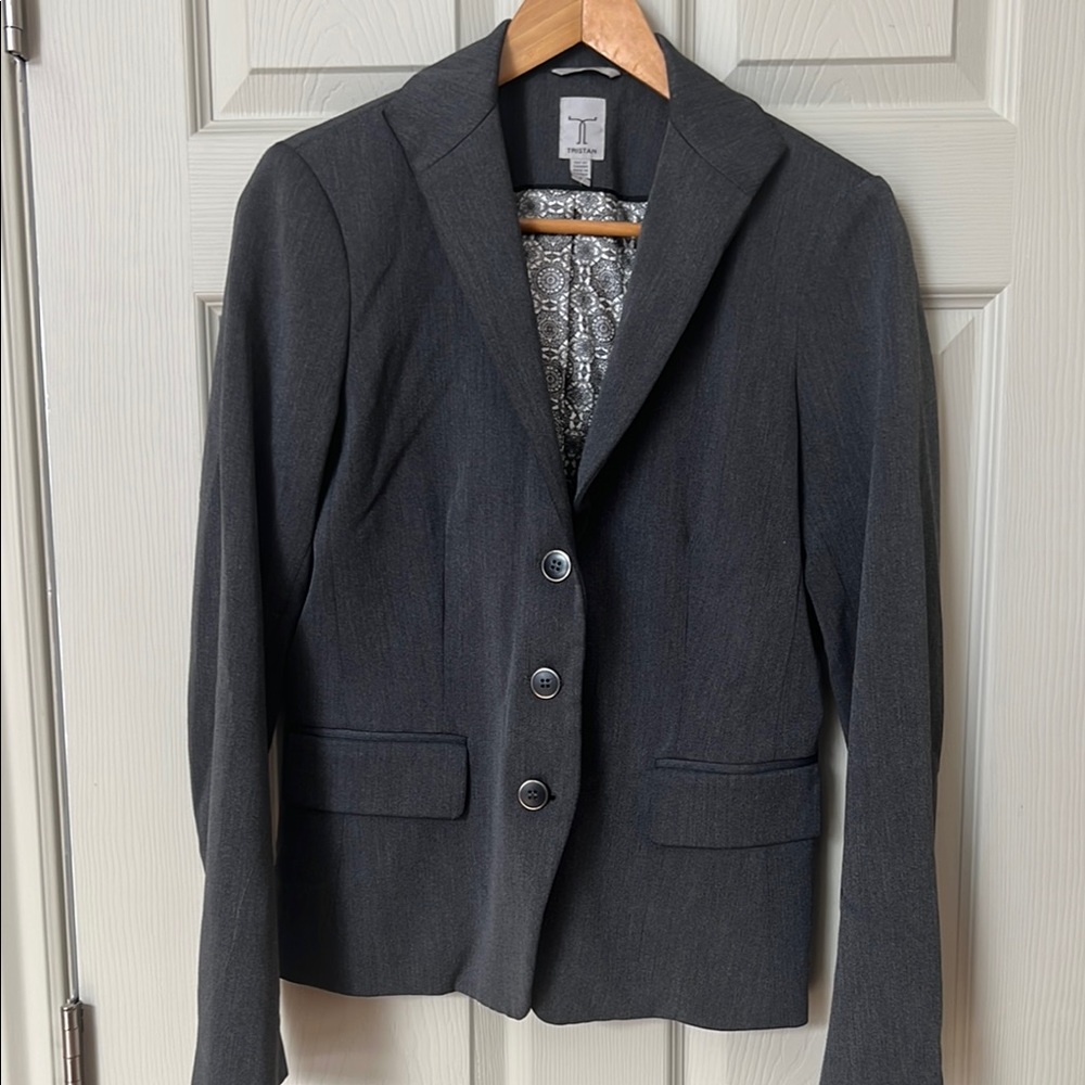 34- very nice Women's Gray Blazer